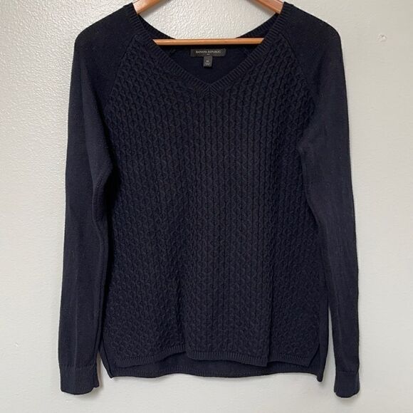 Banana Republic Sweater.  Size Medium. - Picture 1 of 3